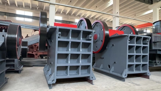 Installation Schwere Ausrüstung PE600*900 Kieferbrucher für das Zerkleinern und Verarbeiten von Erz